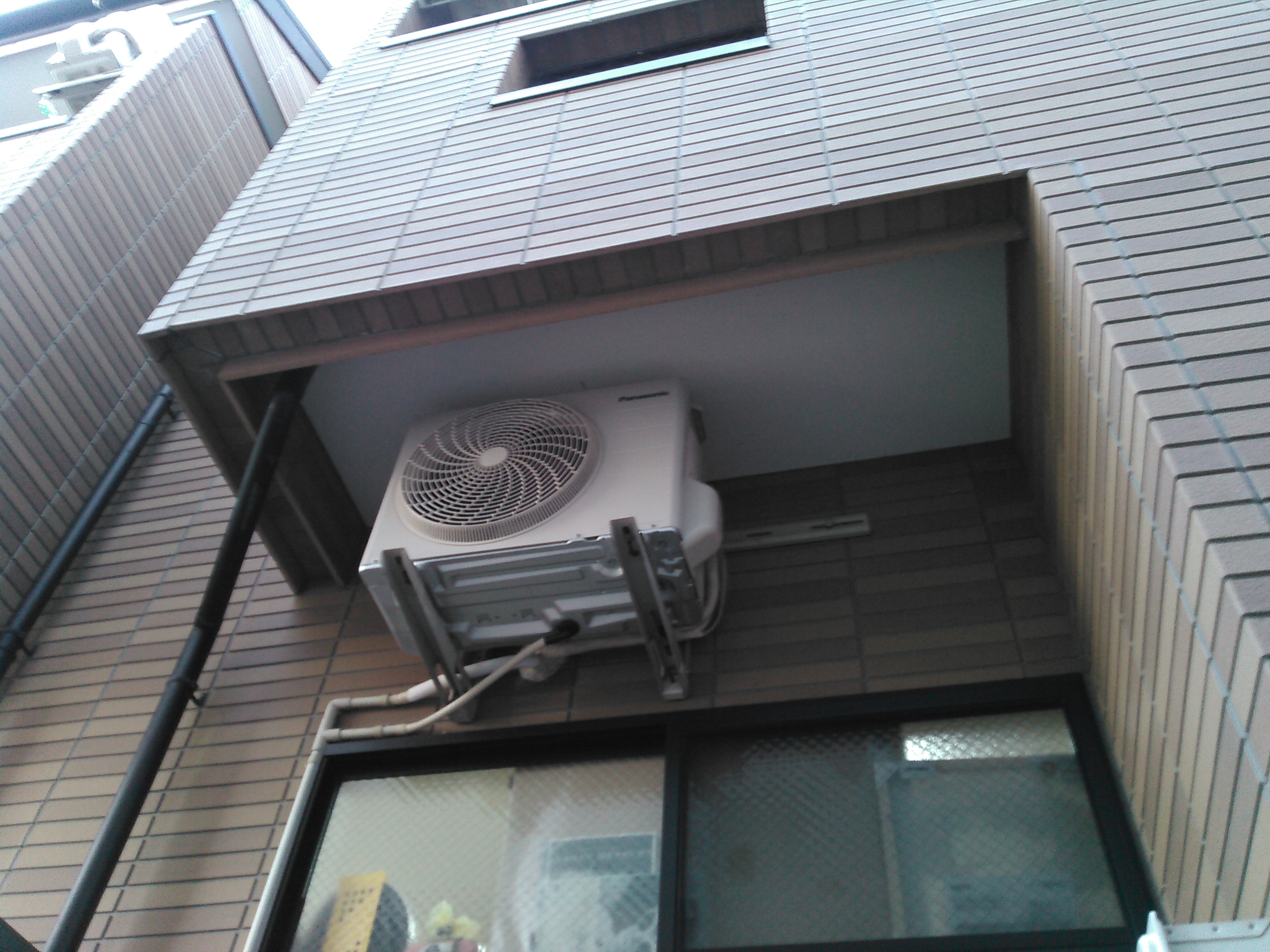 津島市エアコン取替え室外機壁掛け設置工事